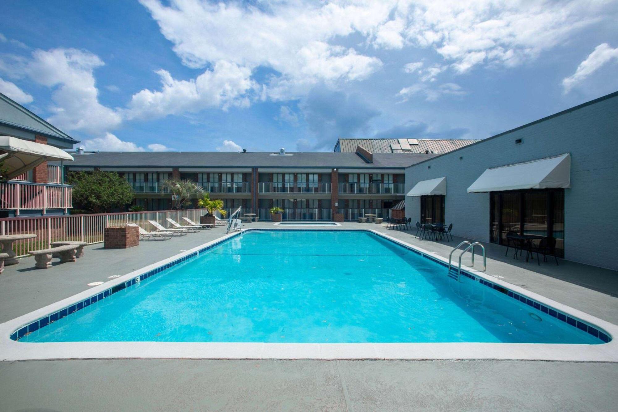 Days Inn By Wyndham Mobile I-65 Extérieur photo